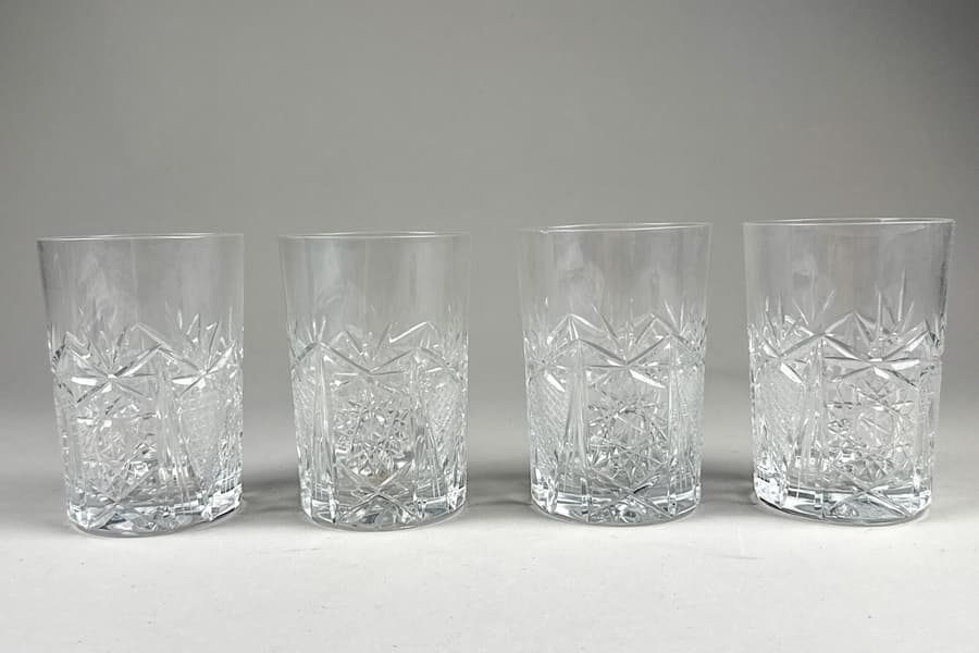 4 Bleikristallglas Gläser, reich beschliffen
